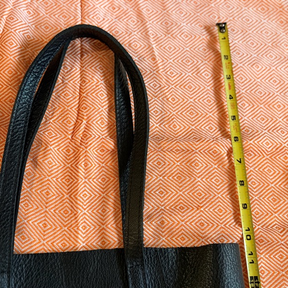 Elegant Black Leather Tote Bag - Picture 7 of 9